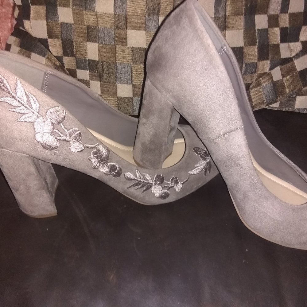 Lady's dress shoe size 11